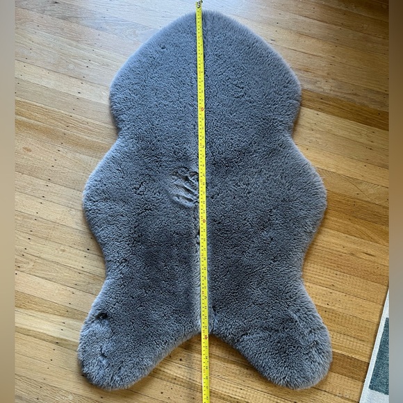 Faux plush “bear” small area rug with non-slip backing - Picture 4 of 5
